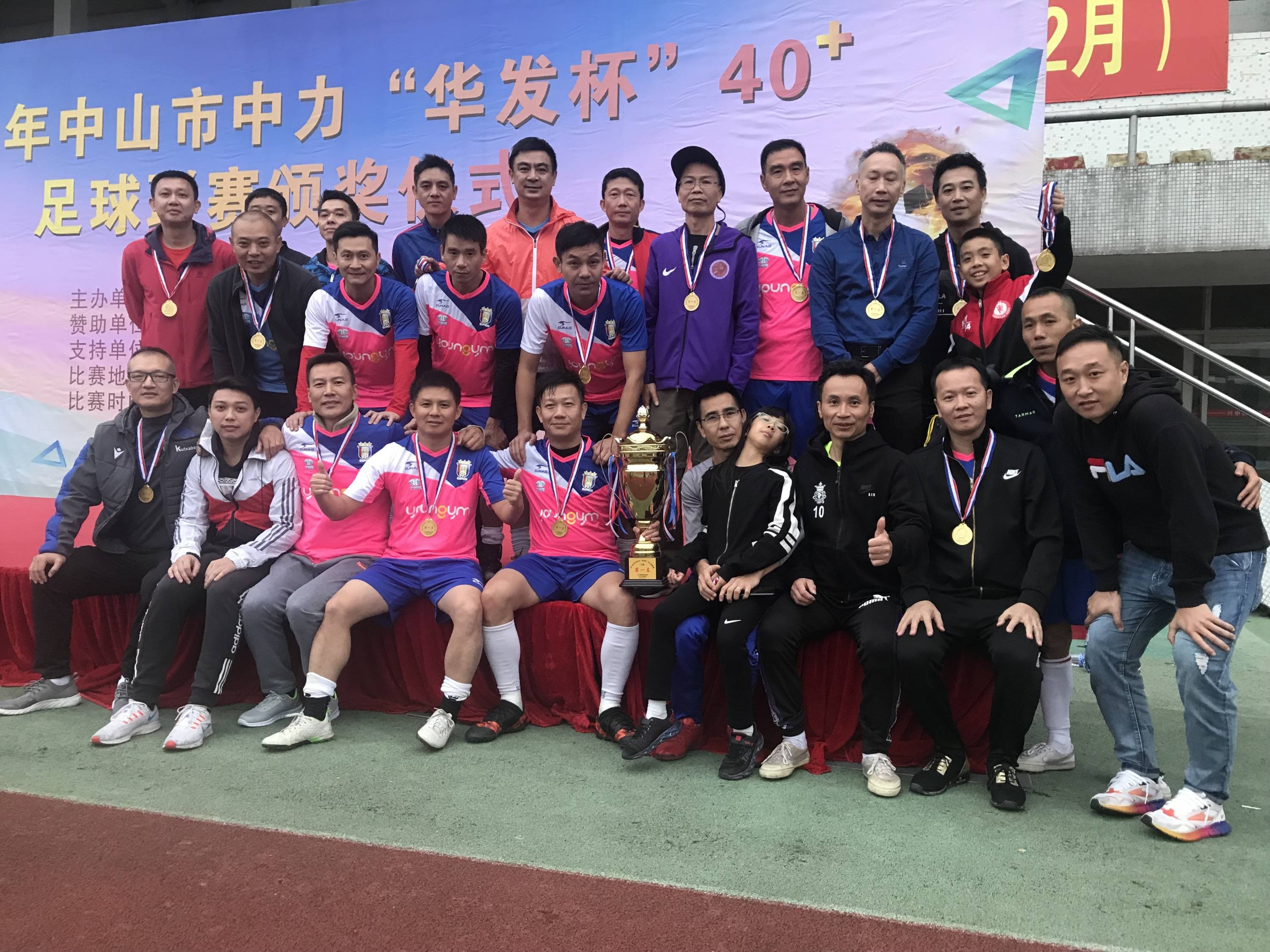 包含兰斯与拉文特联手捐款支援灾区，践行足球慈善的词条