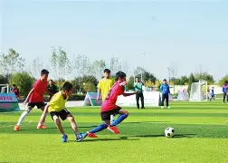 足球战役持续，双方你追我赶不分上下的简单介绍